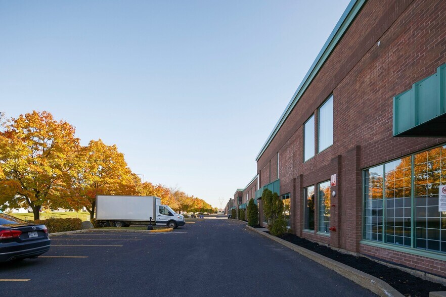 874-896 Rue Jean-Neveu, Longueuil, QC à louer - Photo du bâtiment - Image 3 de 17