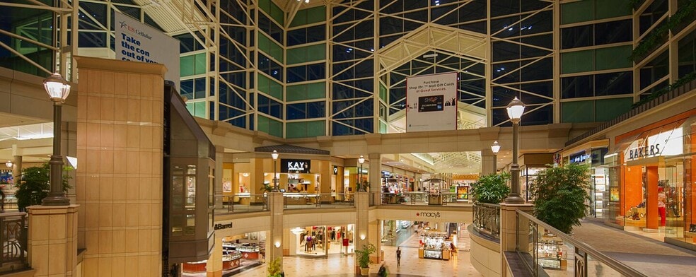 2500 N Mayfair Rd, Wauwatosa, WI à louer - Photo du bâtiment - Image 3 de 8