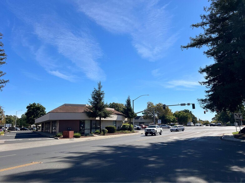 2202 W Texas St, Fairfield, CA à louer - Photo du bâtiment - Image 2 de 4