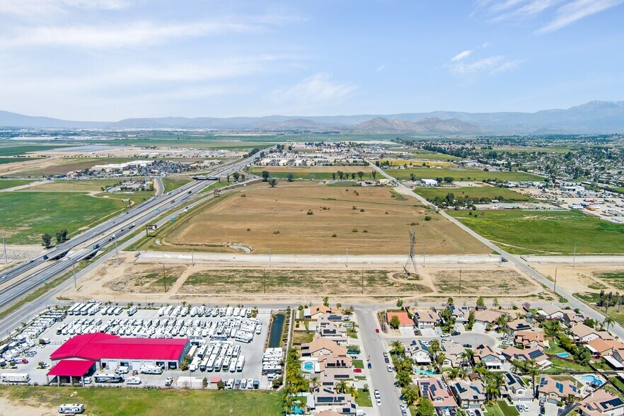 Ethanac Rd & I-215 Fwy, Perris, CA à vendre - Photo du bâtiment - Image 2 de 7