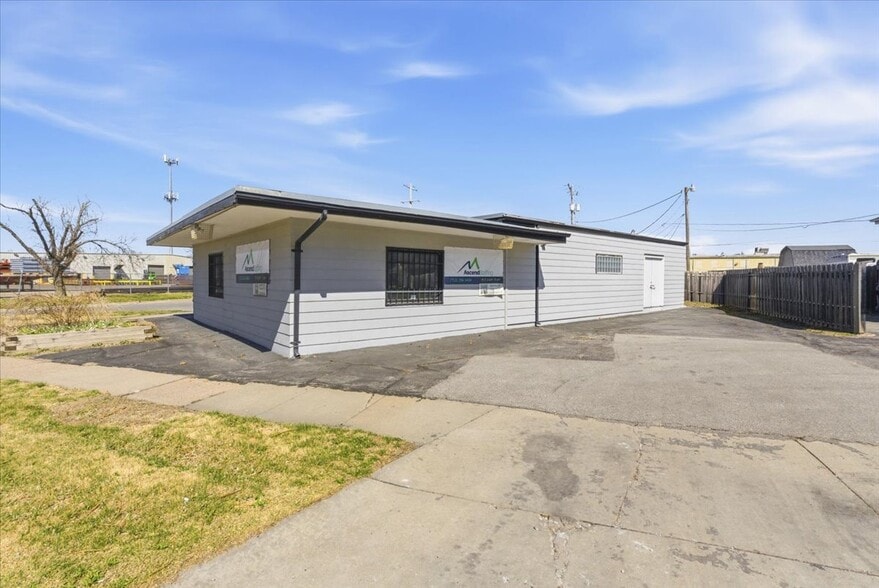 1824 2nd Ave, Council Bluffs, IA for lease - Building Photo - Image 3 of 32