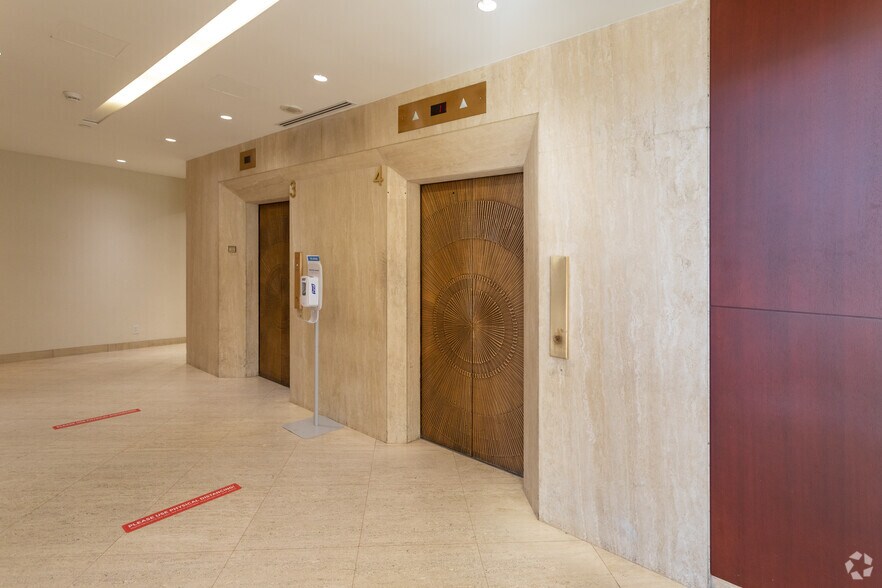 601 W Broadway, Vancouver, BC à louer - Hall d’entrée - Image 3 de 10