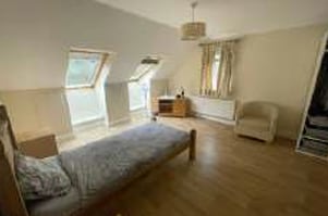 17A Burntwood Ln, Caterham for sale - Interior Photo - Image 2 of 3