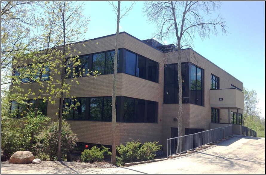 9875 S Franklin Dr, Franklin, WI for lease - Building Photo - Image 1 of 1