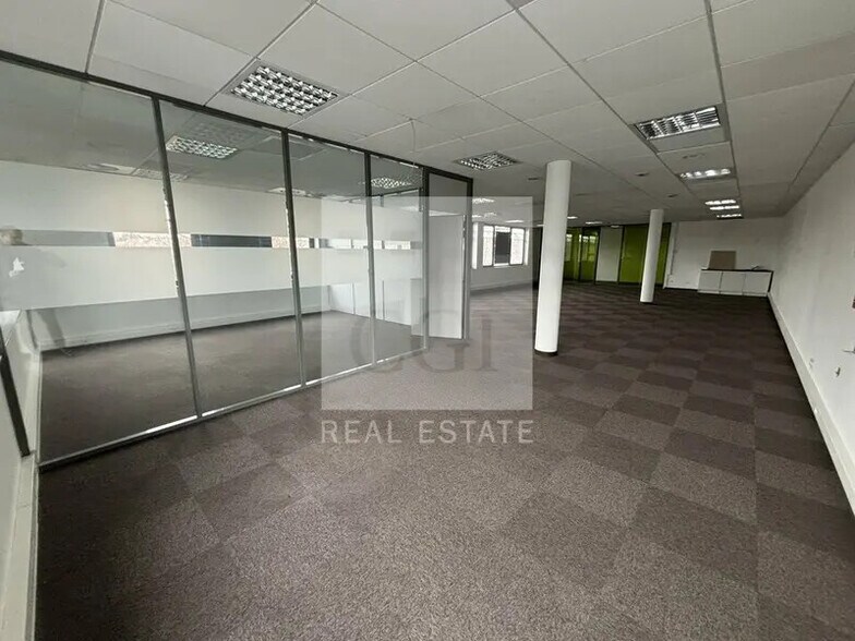 7 Place Berthe Morisot, Saint-Priest for lease - Building Photo - Image 3 of 10