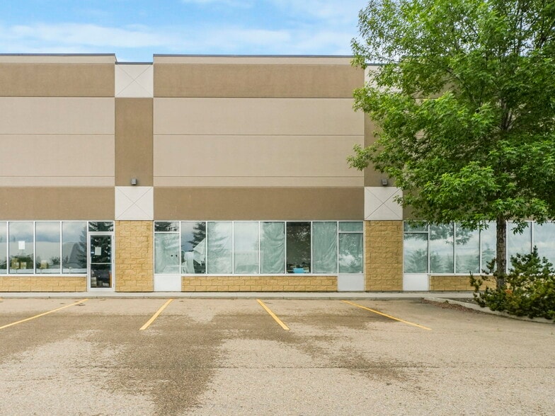 15434-15460 131 Ave, Edmonton, AB à vendre - Photo du bâtiment - Image 2 de 8