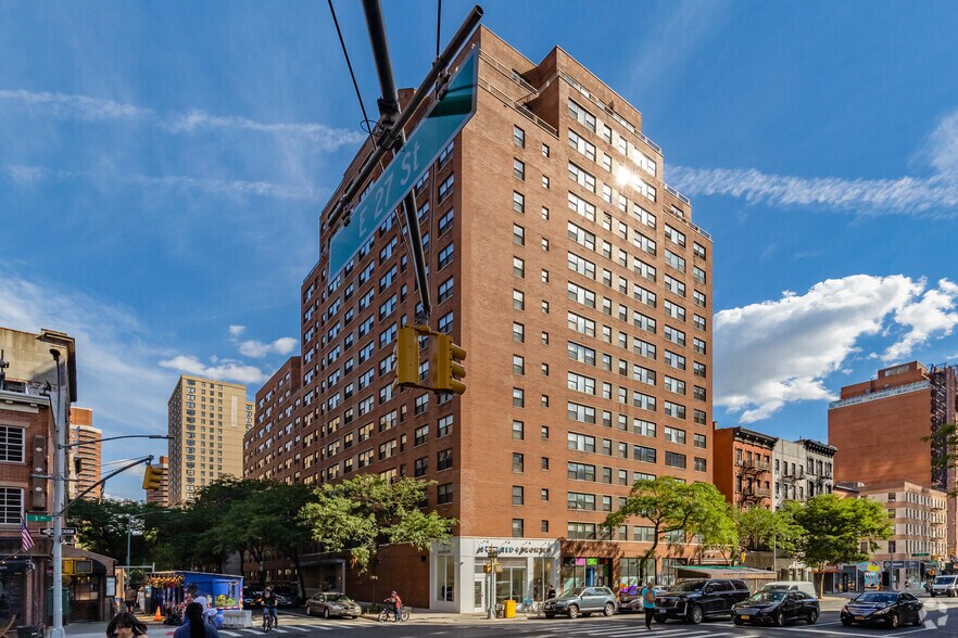 200 E 27th St, New York, NY à louer - Photo du bâtiment - Image 3 de 6