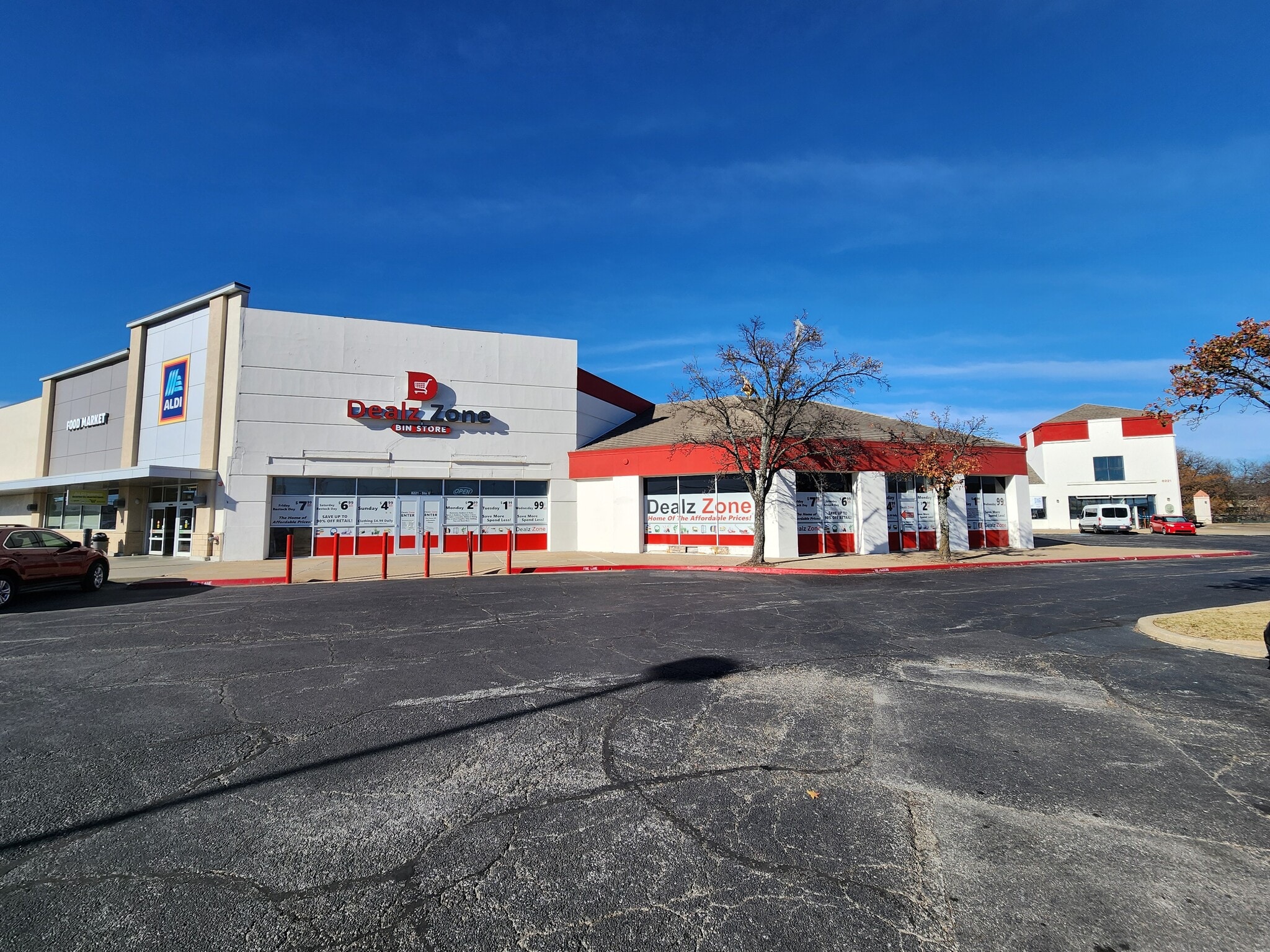 8321-8421 E 61st St, Tulsa, OK à louer Photo du bâtiment- Image 1 de 4