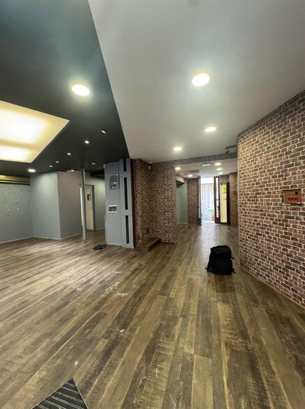 Retail in Paris for lease - Building Photo - Image 2 of 6