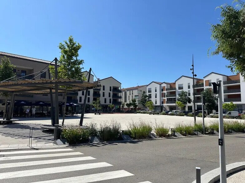 Retail in Saint-Laurent-de-Mure for lease - Building Photo - Image 1 of 5