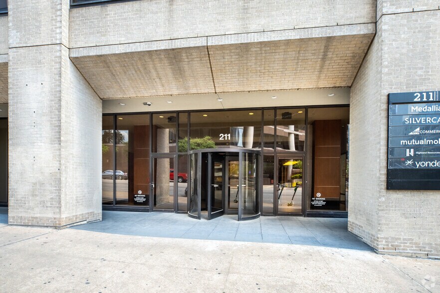 211 E 7th St, Austin, TX à louer - Photo du bâtiment - Image 2 de 10