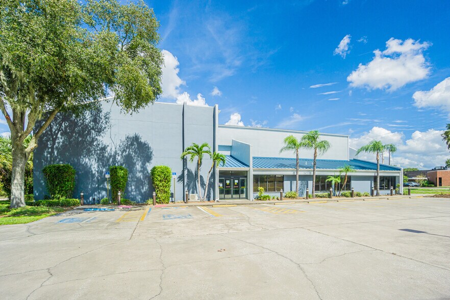 910 Oakfield Dr, Brandon, FL à vendre - Photo du bâtiment - Image 2 de 22