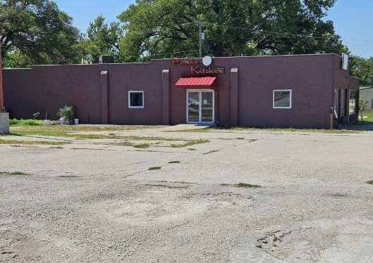 201 W Trapp St, Herington, KS à vendre - Photo du bâtiment - Image 3 de 6