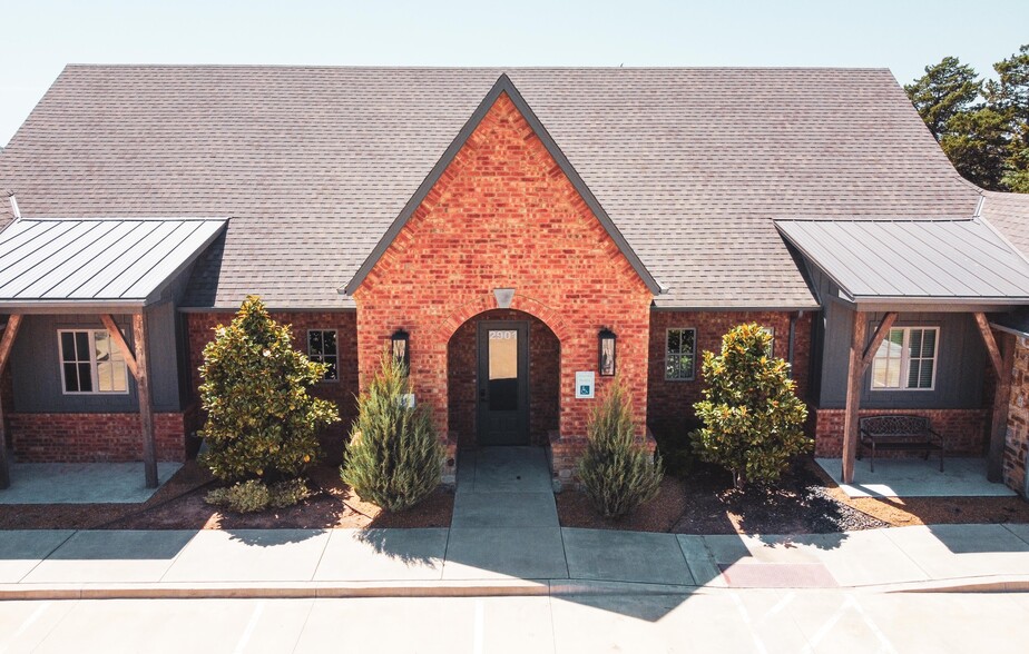 2901 Fairfax Dr, Edmond, OK for lease - Building Photo - Image 2 of 16