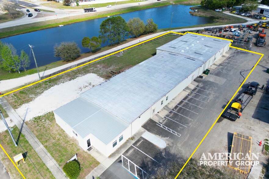 6055 Porter Way, Sarasota, FL à louer - Photo du bâtiment - Image 2 de 20