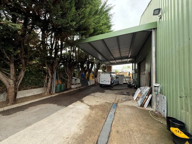 Local d'activités dans Saint-Michel-sur-Orge à vendre - Photo du bâtiment - Image 2 de 9