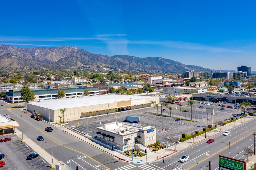 923-1000 N San Fernando Blvd, Burbank, CA à louer - Photo du bâtiment - Image 2 de 2