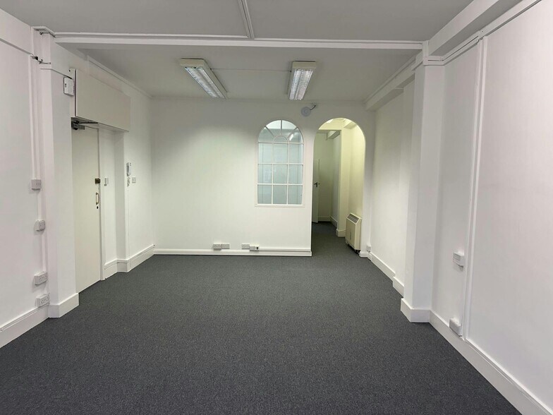 26 Claremont Rd, Surbiton à louer - Photo du bâtiment - Image 2 de 8