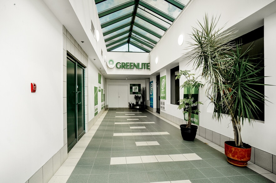 115-117 Boul Brunswick, Pointe-claire, QC à louer - Photo du bâtiment - Image 2 de 12