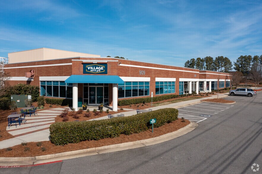 100 Southcenter Ct, Morrisville, NC à louer - Photo du bâtiment - Image 2 de 56
