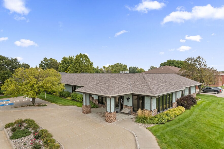 2559 37th Ave, Columbus, NE à vendre - Photo du bâtiment - Image 3 de 43