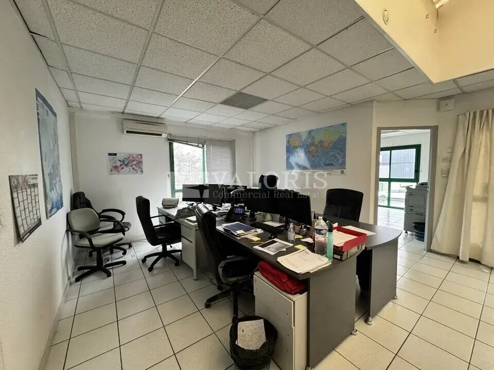 Office in Saint-Bonnet-de-Mure for lease Interior Photo- Image 1 of 5