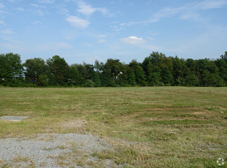 2570 Wrangle Hill Rd, Bear, DE à louer - Photo du bâtiment - Image 2 de 3