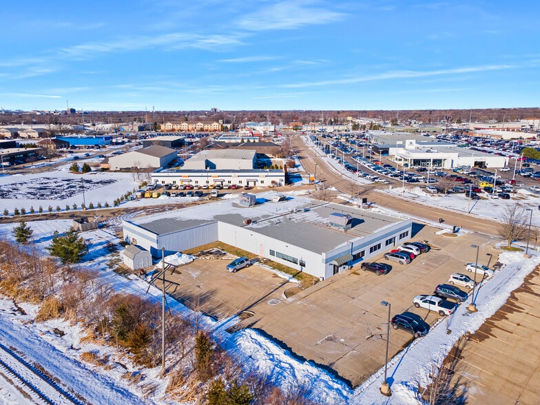 1615 Commerce Pky, Bloomington, IL for lease - Building Photo - Image 2 of 20