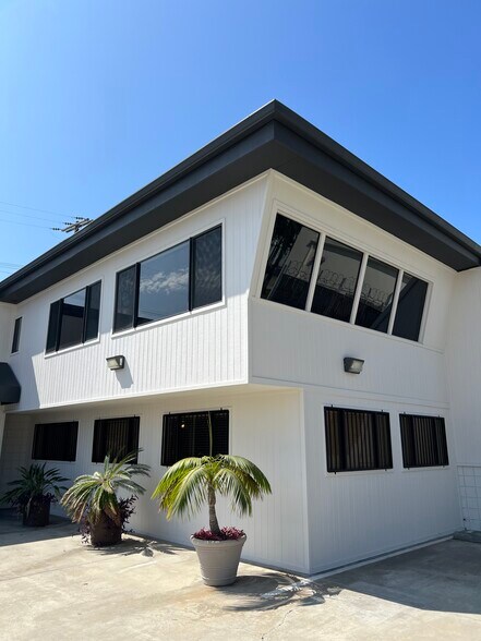 735 Ohms Way, Costa Mesa, CA à louer - Photo du bâtiment - Image 2 de 16