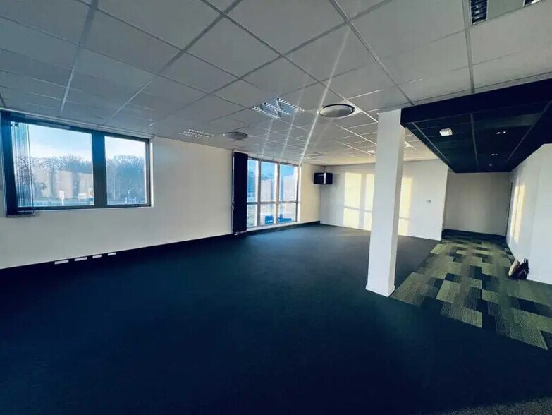 Office in Lesquin for lease - Interior Photo - Image 2 of 11
