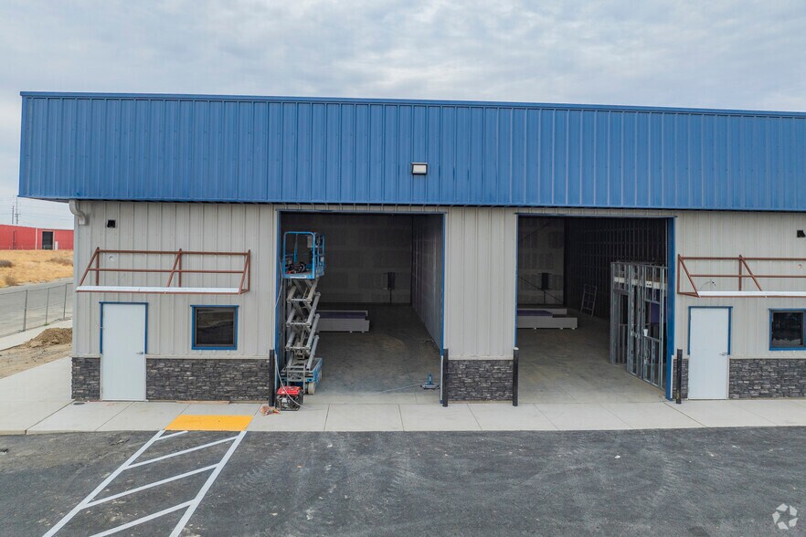 1200 Montclaire Dr, Ceres, CA à louer - Photo du bâtiment - Image 3 de 14