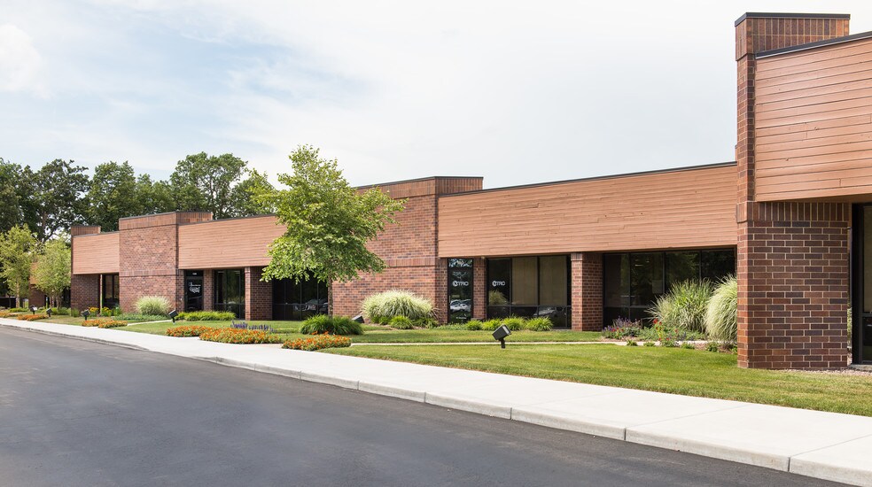 150 N Patrick Blvd, Brookfield, WI à louer - Photo du bâtiment - Image 2 de 6