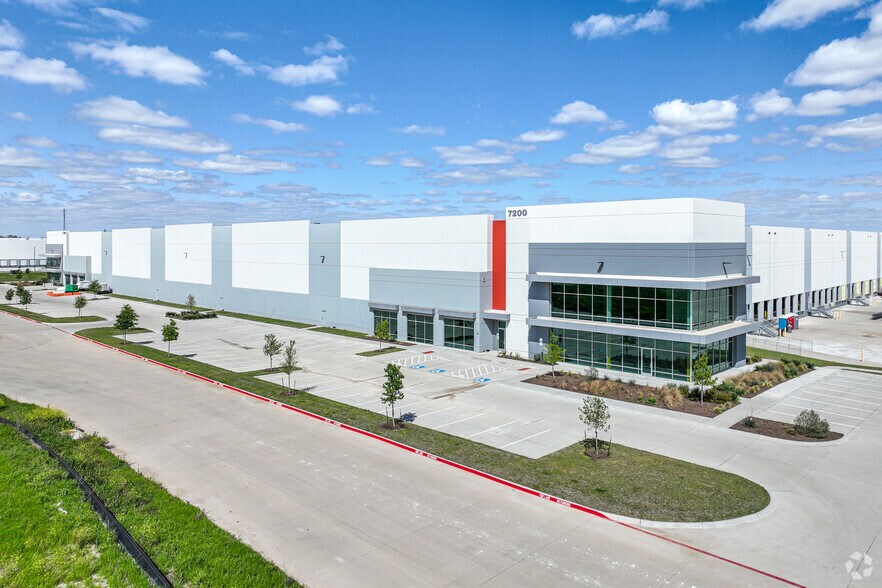 7500-7601 Oak Grove Rd, Fort Worth, TX à louer - Photo du bâtiment - Image 3 de 4