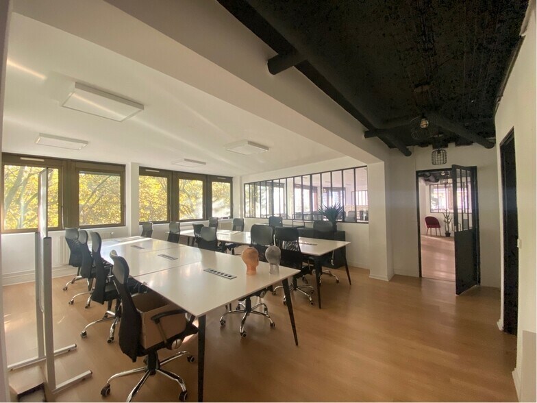 Office in Paris for lease - Interior Photo - Image 2 of 11