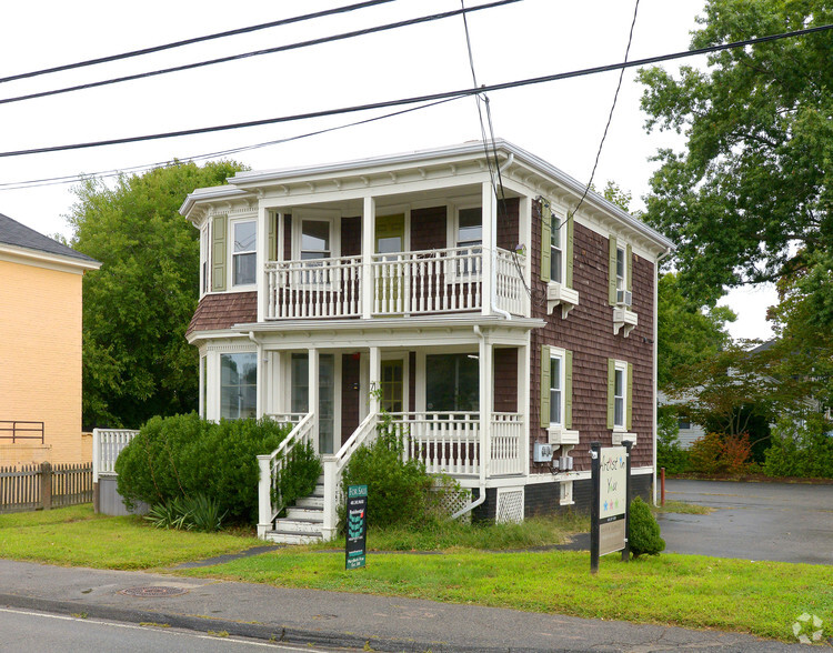 71 Maple Ave, Barrington, RI à vendre - Photo principale - Image 1 de 1