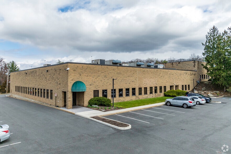 4 Pearl Ct, Allendale, NJ for sale - Primary Photo - Image 1 of 8