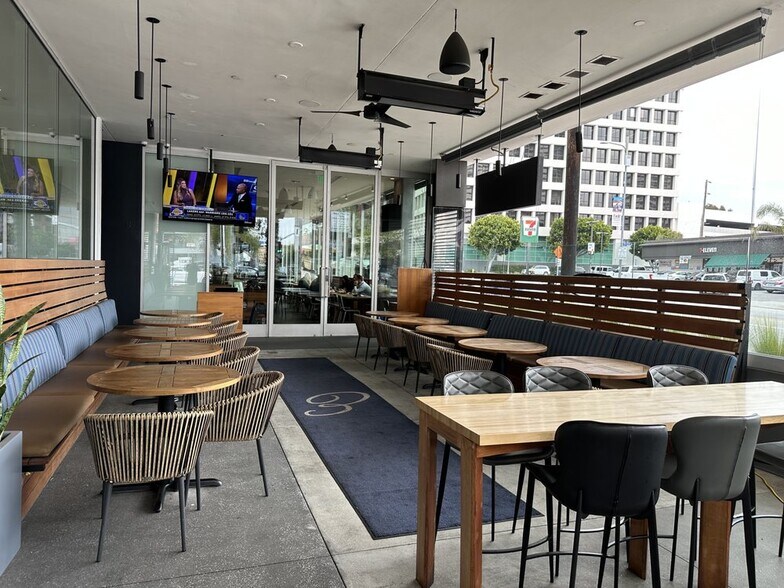 1168 S Barrington Ave, Los Angeles, CA à louer - Photo du bâtiment - Image 2 de 12