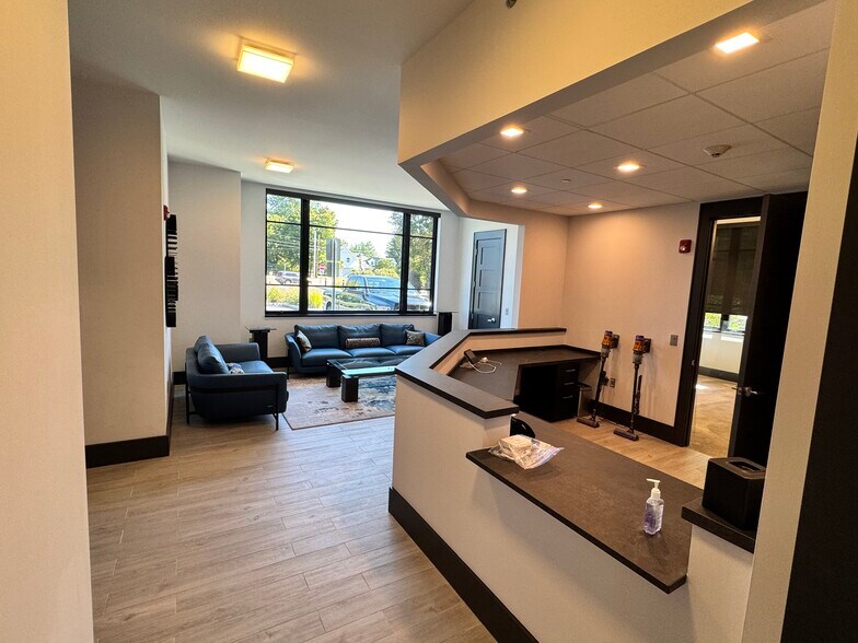 240 Paramus Rd, Ridgewood, NJ à louer - Hall d’entrée - Image 2 de 5