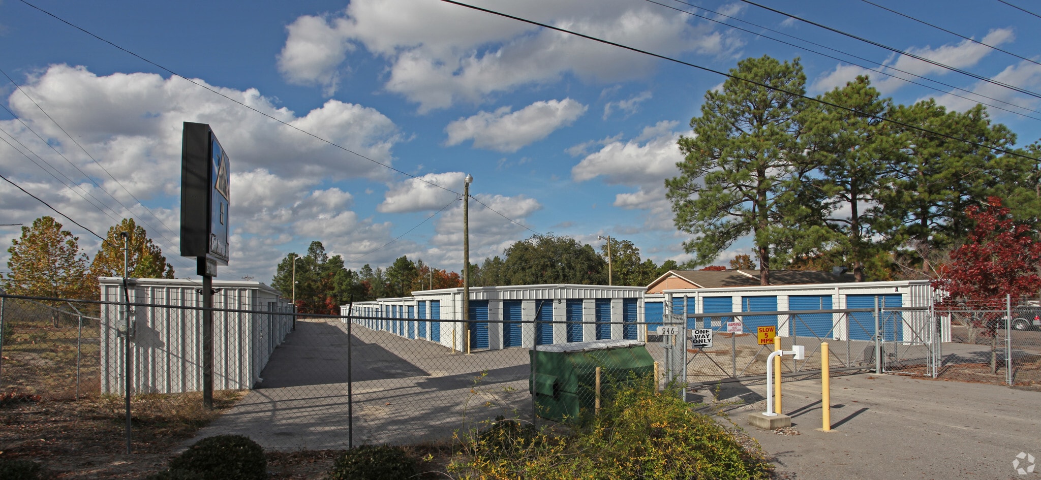 Park View Storage Portfolio portfolio of 3 properties for sale on LoopNet.ca Primary Photo- Image 1 of 6
