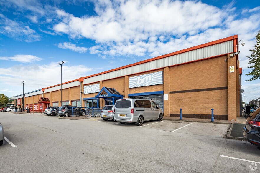 Woodhall Rd, Bradford à louer - Photo du bâtiment - Image 2 de 2