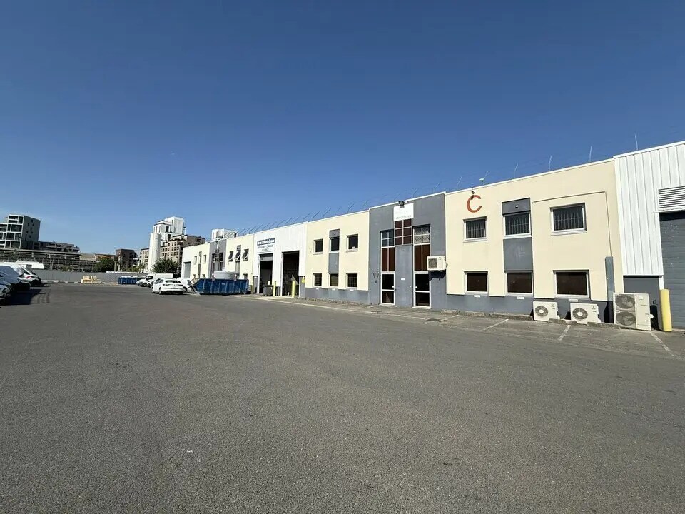 Flex in Gennevilliers for lease Building Photo- Image 1 of 8