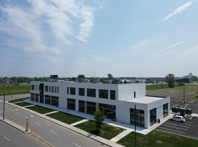 2605 St Des Vitrines, Trois-Rivières, QC à louer - Photo du bâtiment - Image 2 de 2