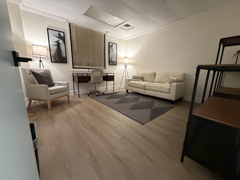 2005 Pan Am Cir, Tampa, FL for lease - Interior Photo - Image 2 of 6