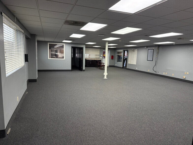 1239 N Boulder Hwy, Henderson, NV à louer - Photo du bâtiment - Image 2 de 9