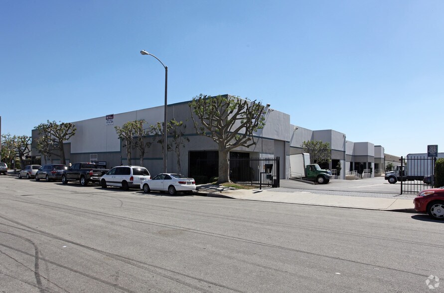 146 W 132nd St, Los Angeles, CA à louer - Photo du bâtiment - Image 3 de 8