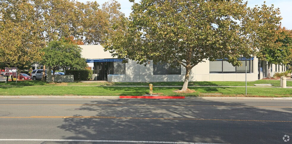 5111-5117 Johnson Dr, Pleasanton, CA à louer - Photo du bâtiment - Image 2 de 3