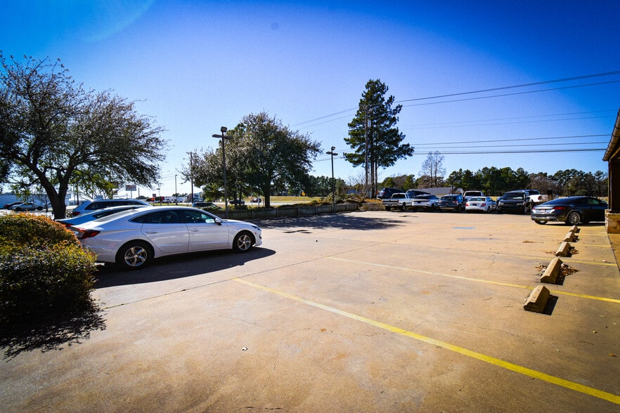 7906 S Broadway Ave, Tyler, TX for lease - Building Photo - Image 3 of 35