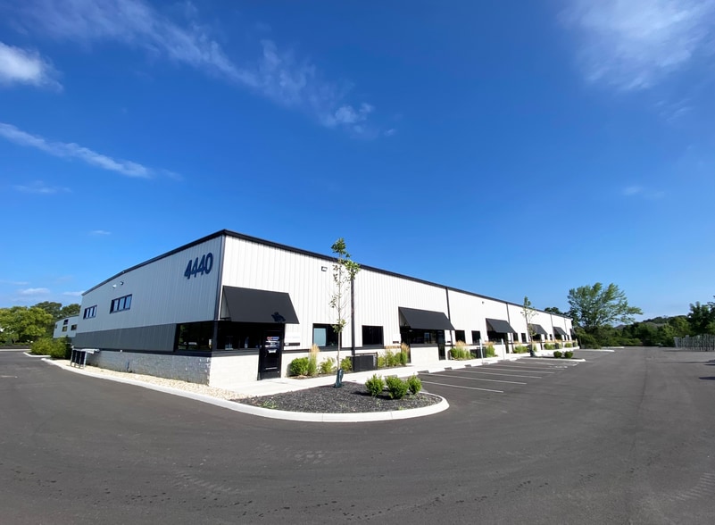 4440-4460 Reynolds Drive, Hilliard, OH for lease - Building Photo - Image 1 of 5