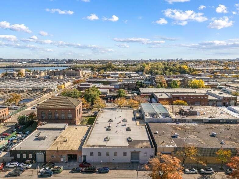 1821 Steinway Pl, Astoria, NY à louer - Photo du bâtiment - Image 2 de 9