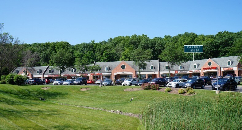 2566 Sun Valley Dr, Delafield, WI à louer - Photo du bâtiment - Image 1 de 3